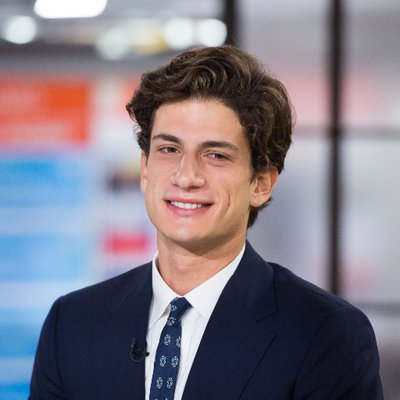 schlossberg jfk zijn kleinzoon yale grandson nephew kennedy opa globalist fils savoir stepped geworden sprekend volwassen lijkt